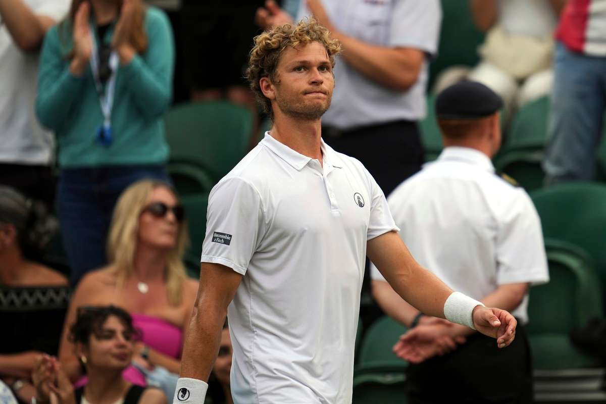 Wimbledon sensation forced to withdraw after throwing up on court