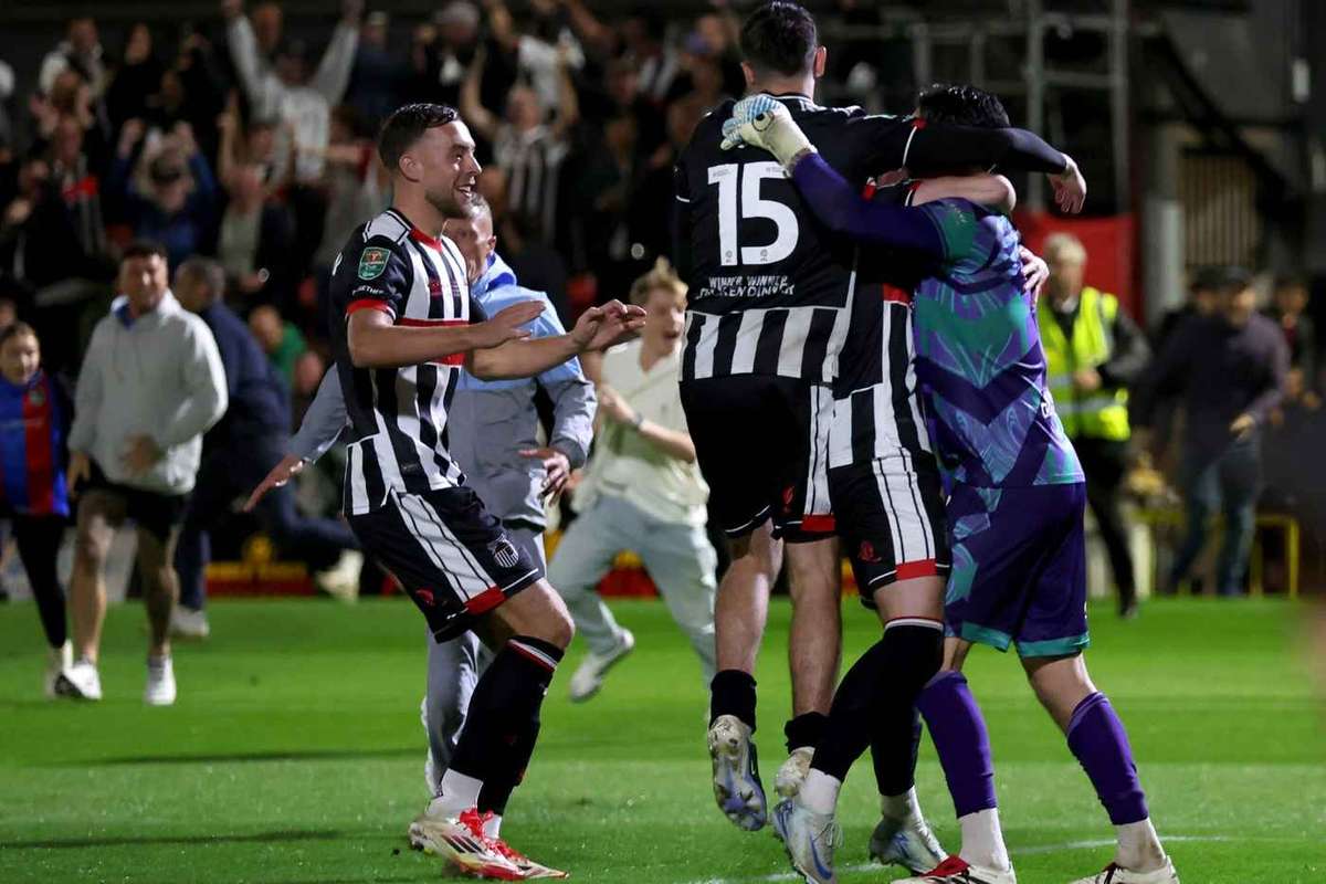 Grimsby produce seismic upset to beat Man Utd on penalties in Carabao Cup